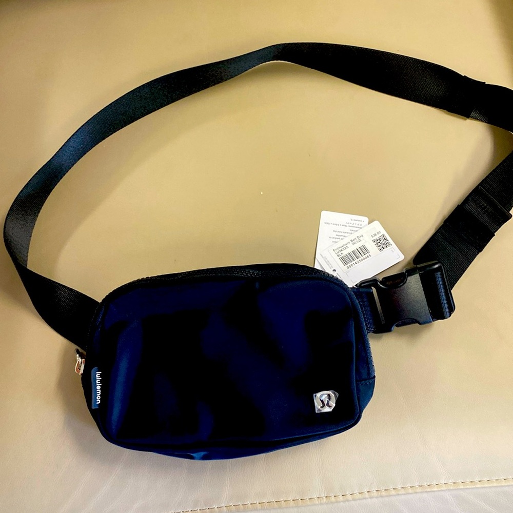 Lululemon NWT. Black with silver zipper pull. Never used- smoke/ pet free home